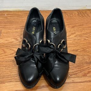 Black leather boot in size 7